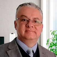 Dr. Oliver García